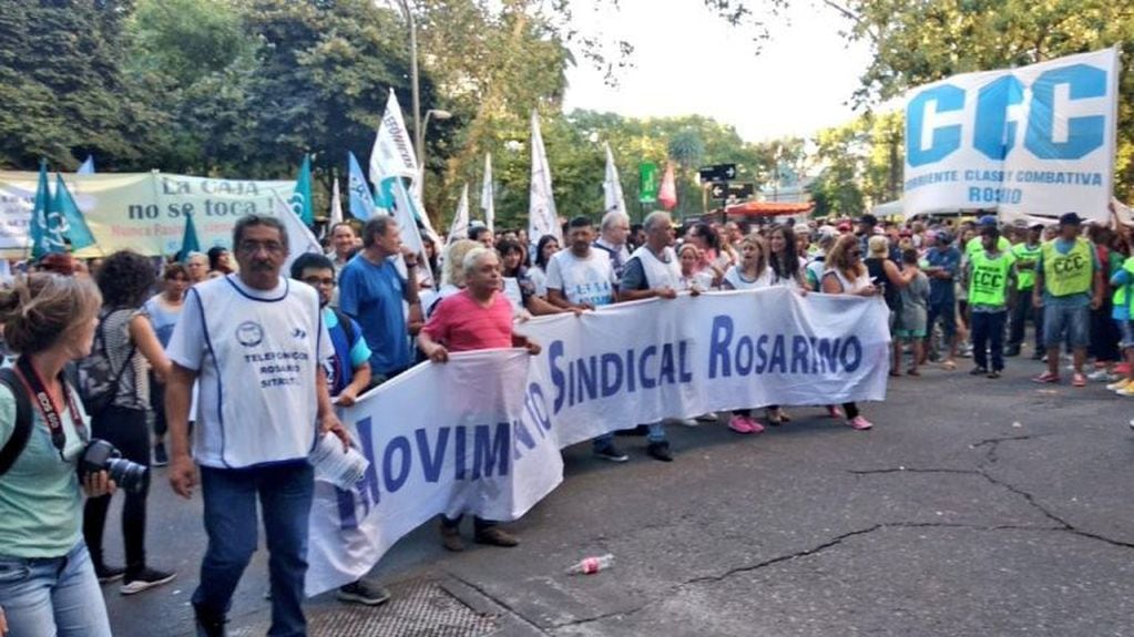 Rosario se manifestó contra los tarifazos y el desempleo