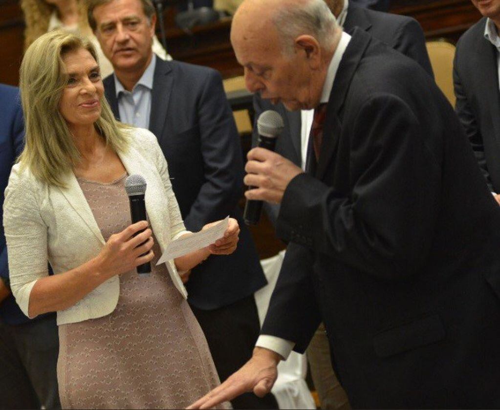 La vicegobernadora Laura Montero le toma juramento a Jaliff en la sesión de recambio de senadores de Mendoza.