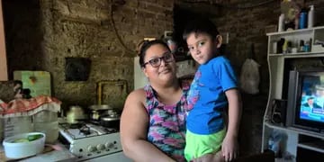 Una mamá de Río Negro vende tortas fritas para que su hijo cumpla el sueño de poder escuchar