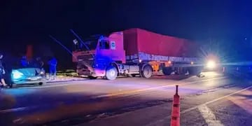 Garupá: camión de gran porte chocó con un automóvil