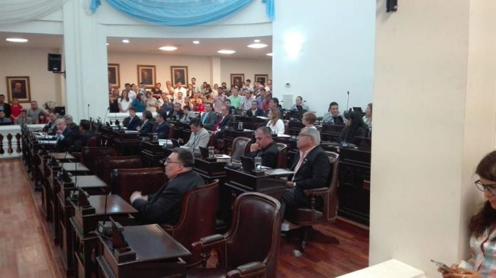 La oposición (primera fila) no se presentó, salvo el opositor Daniel Miranda quien criticó el manejo del radicalismo provincial y "el juego" de los hermanos Brizuela y Doria