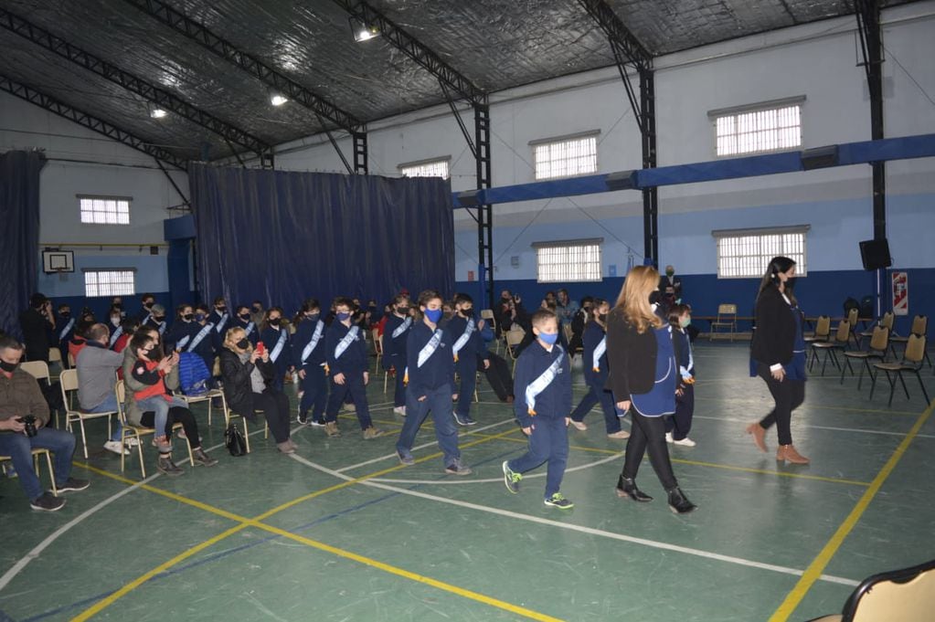 Los alumnos hicieron el ingreso y tomaron asiento frente a los familiares.
