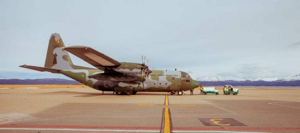 Un avión C-130 de la Fuerza Aérea Basilera utilizó el aeropuerto de Ushuaia como plataforma de proyección hacia la Antártida.