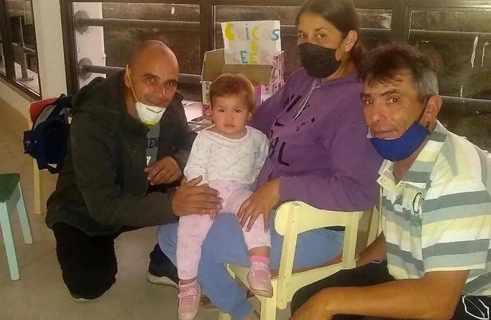 Familia Ibarra junto a la pequeña Martina y el Sgto. 1° Alejandro Casconi. (Foto: prensa Departamental Punilla).