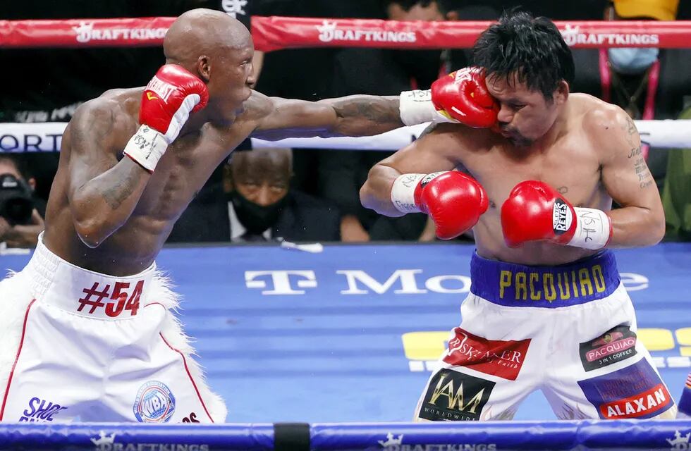 Los duros golpes de Yordenis Ugás dejaron su huella en el rostro de Manny Pacquiao.