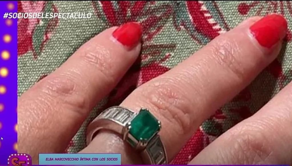 El anillo que recibió Elba Marcovecchio de parte de Jorge Lanata durante su propuesta. (Foto: Captura)