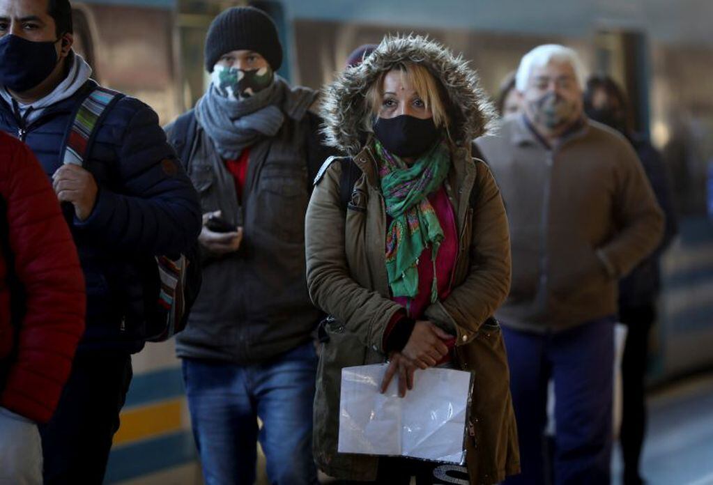 Las personas esperan el tren en una de las estaciones de Buenos Aires (Foto: AP Photo/Natacha Pisarenko)