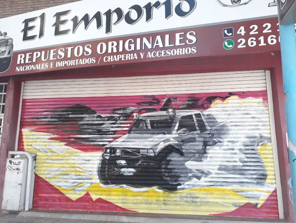 Comerciantes de calle Perito Moreno embellecen con arte las persianas de sus salones de venta. Gentileza MGC