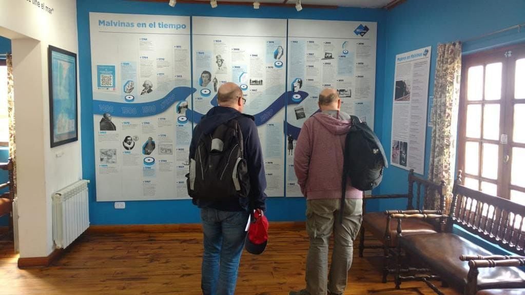 Turistas británicos visitaron el espacio “Pensar Malvinas” de Ushuaia