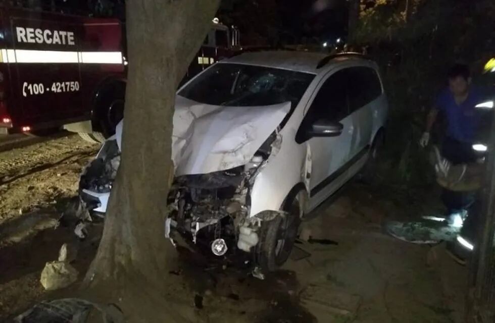Un vehículo chocó contra un árbol en Santa Rosa