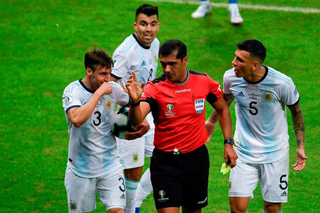 Los jugadores argentinos le reclaman a Zambrano el uso del VAR (Foto: Mauro PIMENTEL / AFP)