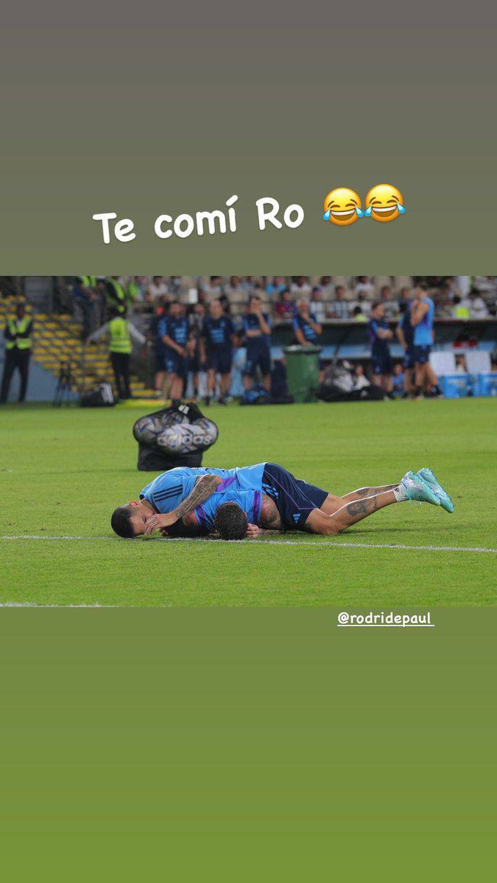 El ex Real Madrid y Manchester United se revolcó en la cancha junto al novio de Tini Stoessel.