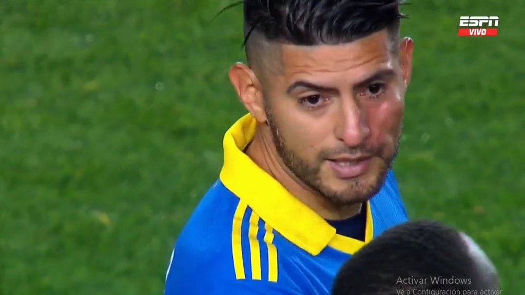 La marca en la cara de Carlos Zambrano al volver al campo de juego tras el entretiempo del partido de Boca con Racing. (Imagen de TV)