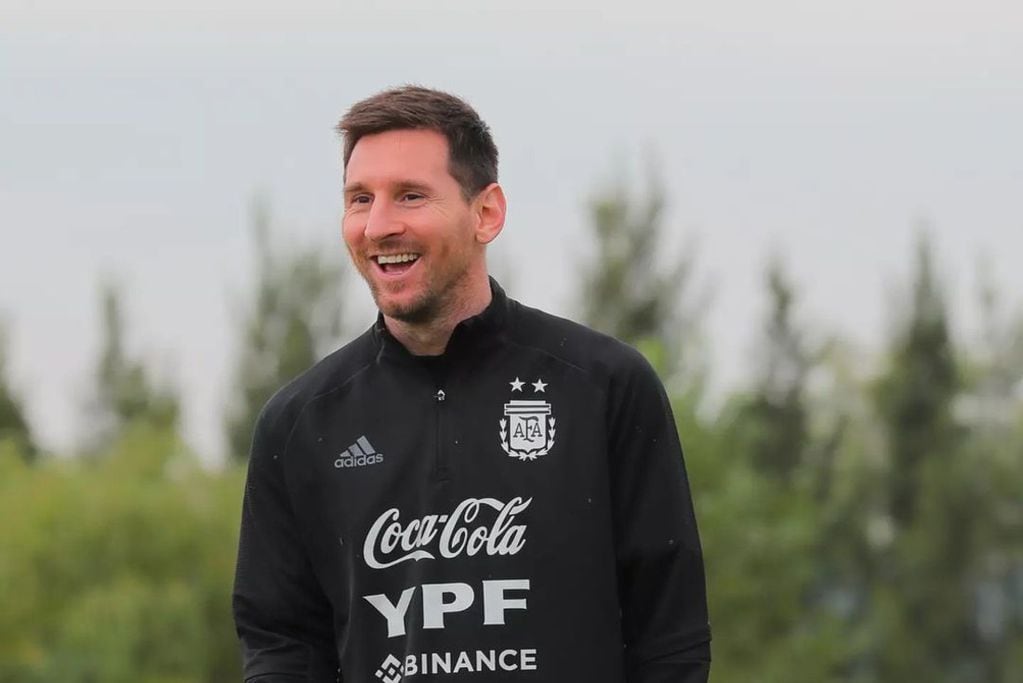 Lionel Messi, durante el entrenamiento de este martes con la selección, de cara a las dos últimas fechas de la eliminatoria sudamericana para Qatar 2022. (Prensa AFA)
