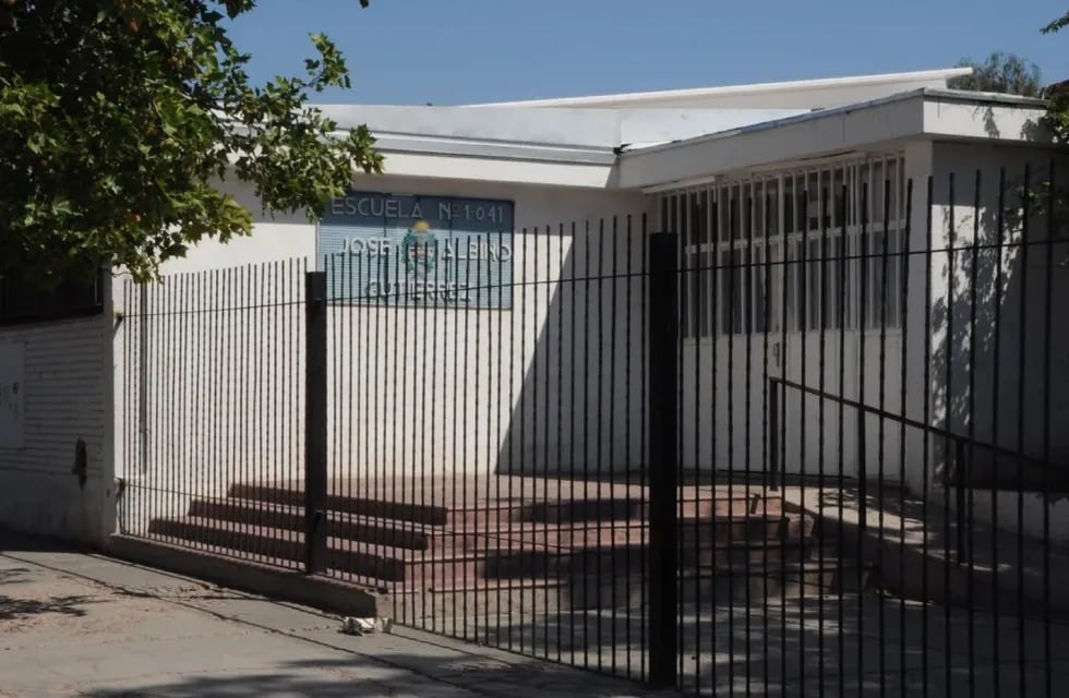 Un nene de quinto grado (10 años) fue abusado sexualmente en el baño de la escuela José Albino Gutiérrez de Maipú, por otros alumnos de séptimo.