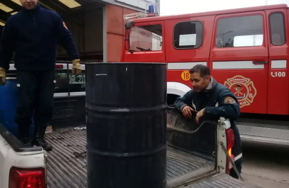 Los bomberos voluntarios de Punta Alta recibieron dos barriles de espuma