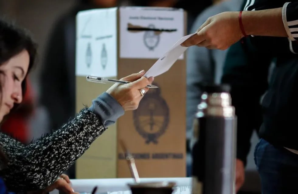 Un hombre recibe su sobre electoral este domingo en Buenos Aires (Argentina). Crédito: EFE/Juan Ignacio Roncoroni.