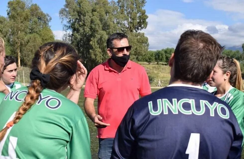 Fernando Martin junto al equipo femenino de fútbol de la UNCuyo.