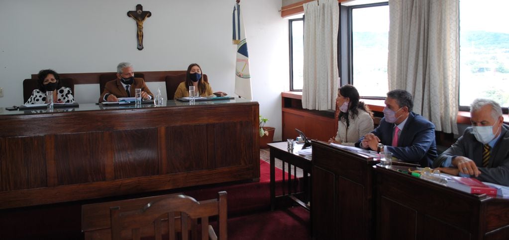 El Tribunal Oral en lo Criminal (TOC) 1 de Jujuy, y los abogados defensores, en la primera audiencia del juicio.