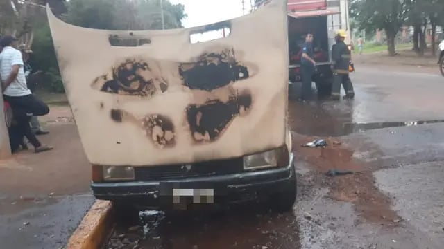 Bomberos sofocaron el incendio de un vehículo en Eldorado