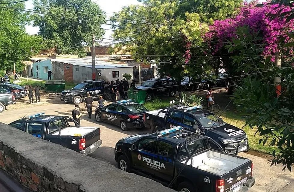 El operativo llevó a los uniformados hasta una casa en Felipe Moré y Ocampo. (@romisfoto)