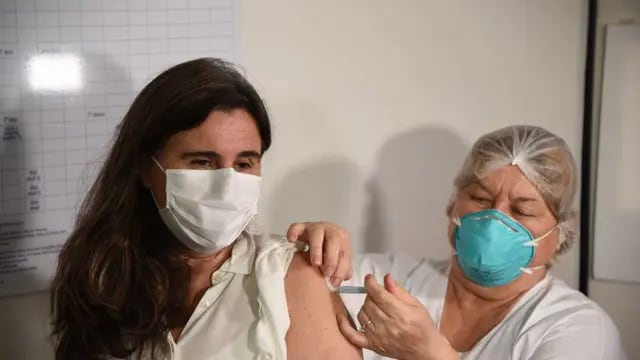 La ministra de Salud recibió la vacuna Sputnik V contra el covid