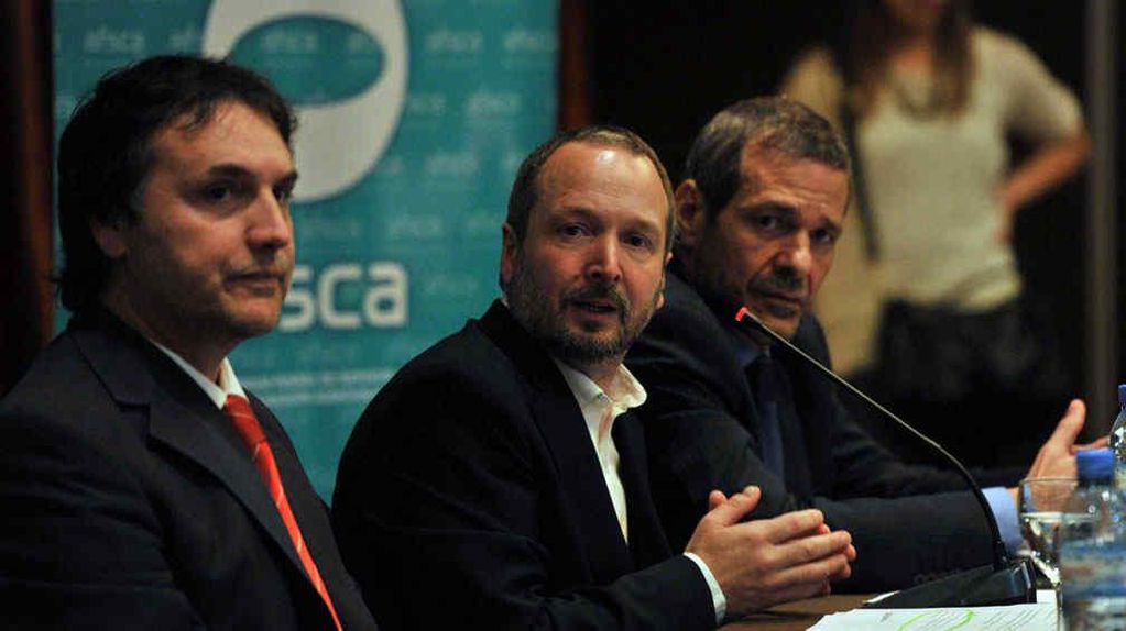 Conferencia de prensa. Martín Sabbatella, al medio, informa cómo se busca aplicar la ley al Grupo Clarín (Télam).