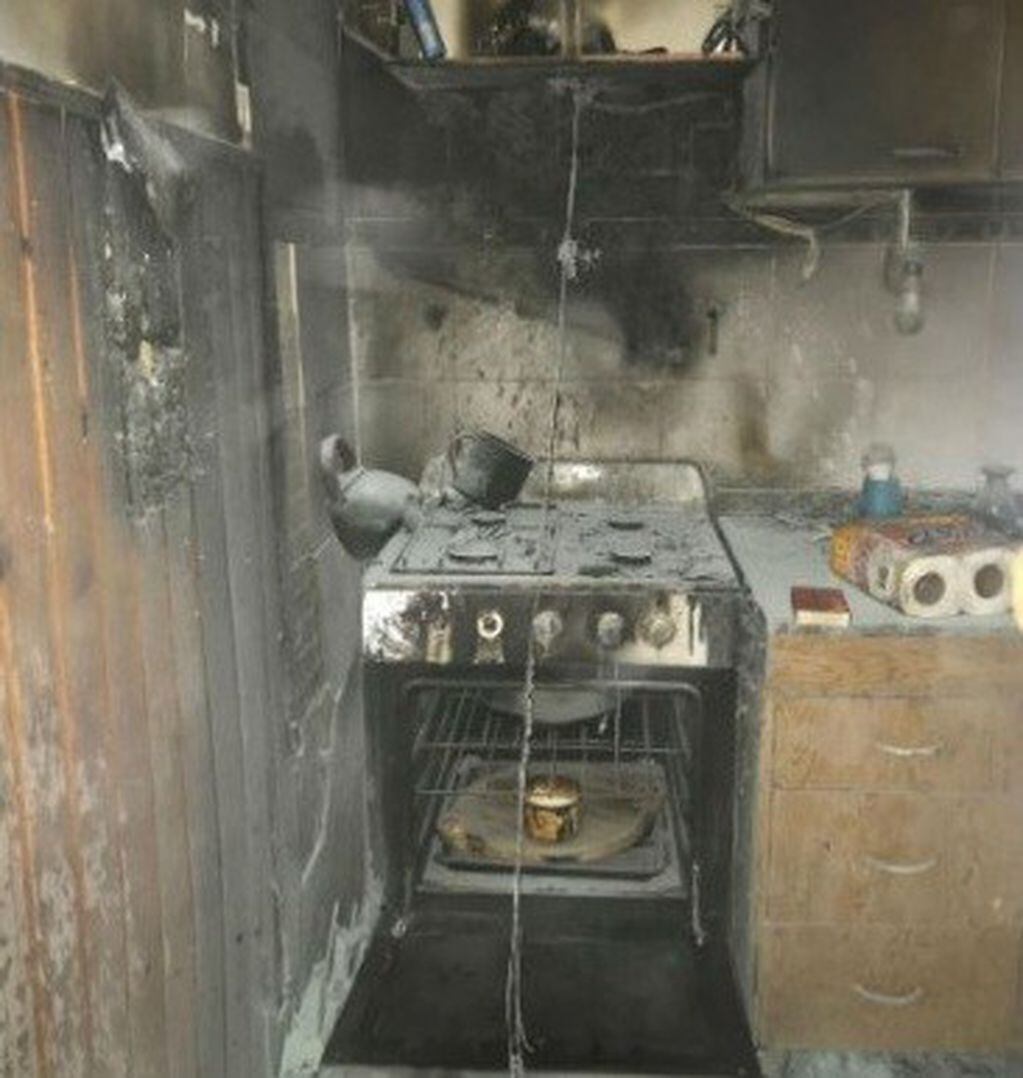 Las llamas se desataron pasadas las 20:30 en la cocina tras salpicar aceite. (El Informante)