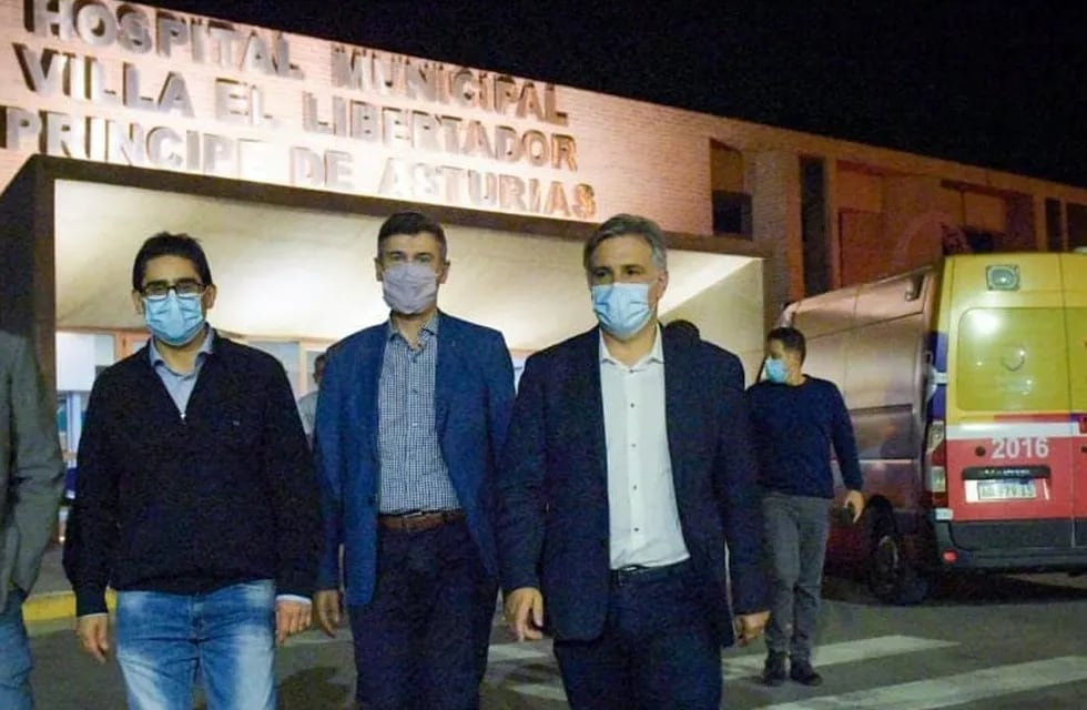 Diego Cardozo, Ministro de Salud; Daniel Passerini, viceintendente y Martín Llaryora, intendente de Córdoba frente al hospital Príncipe de Asturias en Villa Libertador.  (La Voz)