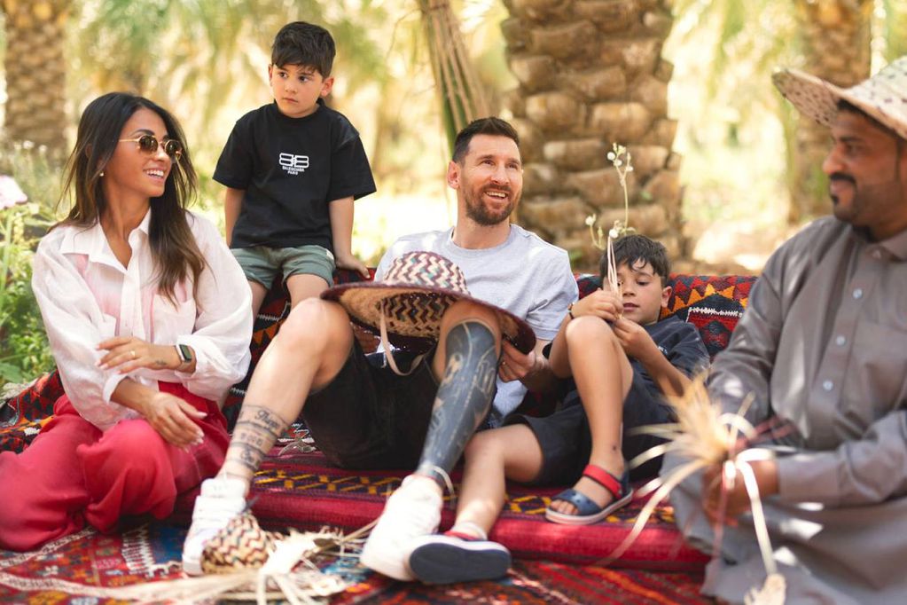 Lionel Messi junto a su familia en Arabia Saudita. (Twitter)