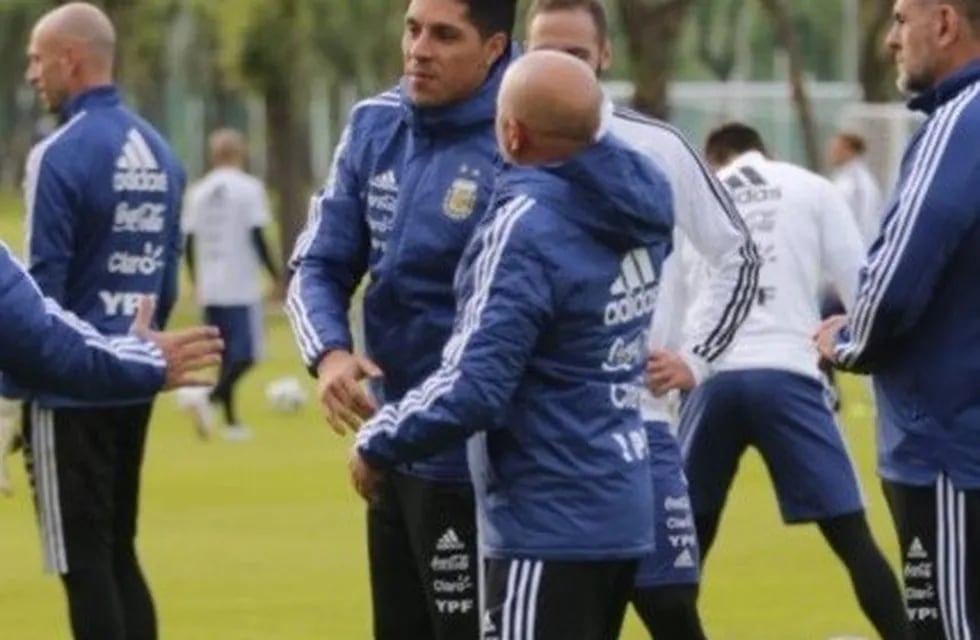 El técnico argentino, Jorge Sampaoli habla con el mendocino, Enzo Pérez durante la práctica en Rusia.