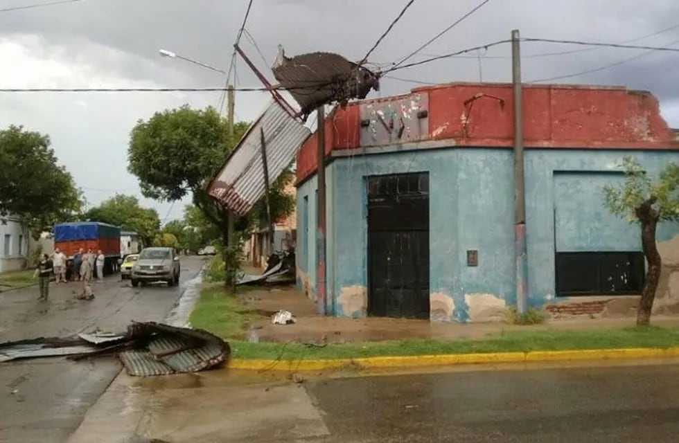 En Huanchilla volaron techos de chapa por el fuerte temporal de este jueves. (Jorge Alegre)