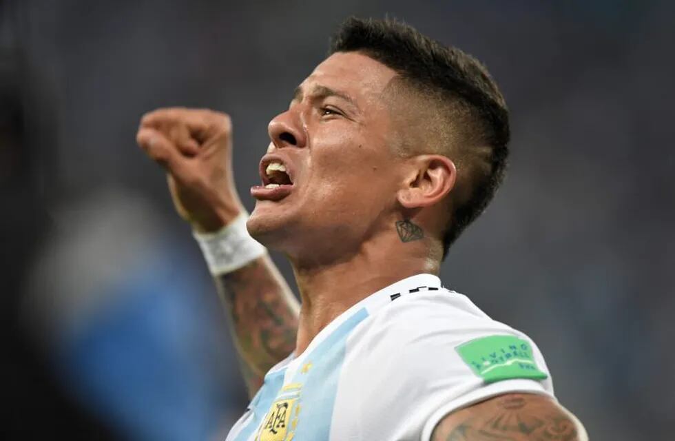 TOPSHOT - Argentina's defender Marcos Rojo celebrates his goal during the Russia 2018 World Cup Group D football match between Nigeria and Argentina at the Saint Petersburg Stadium in Saint Petersburg on June 26, 2018. / AFP PHOTO / GABRIEL BOUYS / RESTRICTED TO EDITORIAL USE - NO MOBILE PUSH ALERTS/DOWNLOADS saint petersburgo rusia marcos rojo futbol campeonato mundial 2018 futbol futbolistas partido seleccion argentina nigeria
