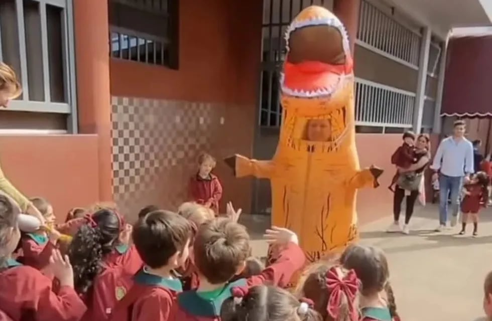 Abuela sorprendió a su nieto a la salida de una escuela en Posadas: fue a buscarlo vestida de dinosaurio,