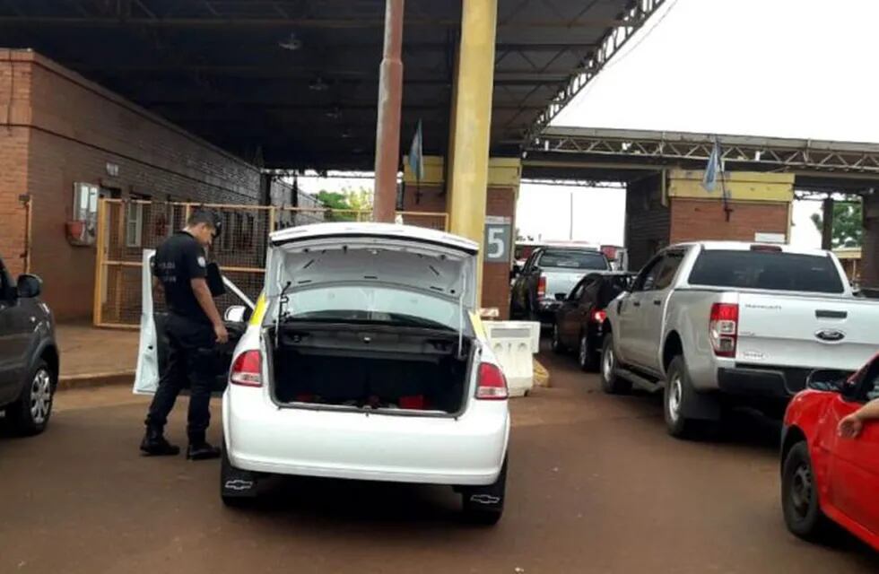 Detuvieron a un taxista por intentar pasar a una menor a Paraguay dentro del baúl. (Foto: Primera Edición)