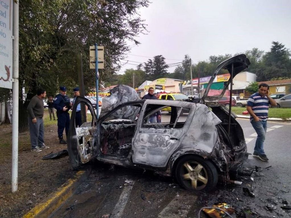 Incendio de vehiculo en Río Ceballos. (Foto: Radio Turismo)