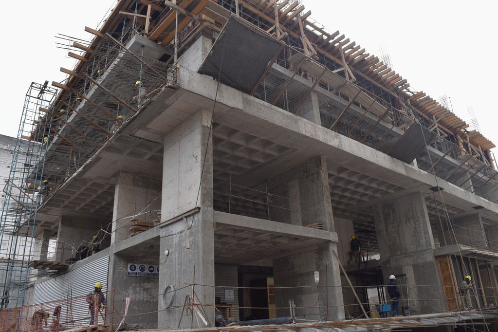 Con cerca de un 15% de avance, la construcción ya cuenta con dos subsuelos, planta baja y los primeros cuatro pisos.