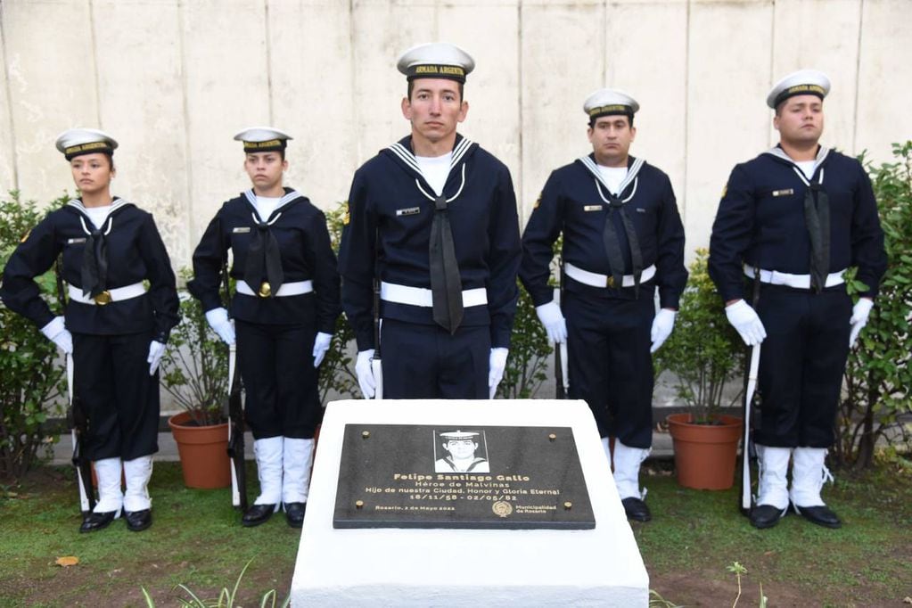 La ceremonia de honor se llevó a cabo con la presencia de la guardia de Marina.