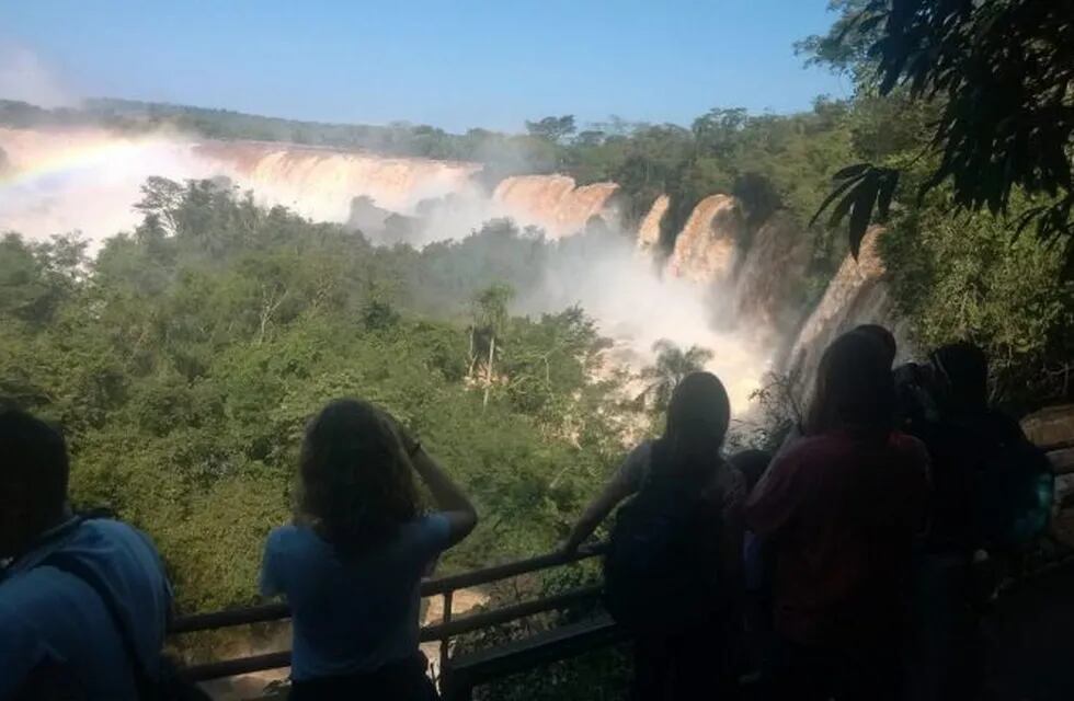 IGUAZu00da (ARGENTINA), 11/06/2014.- Fotografía cedida por la Administración de Parques Nacionales (APN) hoy, miu00e9rcoles 11 de junio de 2014, en las cataratas de Iguazu00fa. Las fuertes crecidas experimentadas en el río Iguazu00fa provocaron un ru00e9cord histórico en el caudal, 30 veces mayor del habitual, debido a las intensas lluvias que continu00faan cayendo en el sur de Brasil, y que han provocado hoy importantes inundaciones en el noreste argentino. EFE/ Administración de Parques Nacionales (APN)/SOLO USO EDITORIAL/NO VENTAS iguazu argentina  crecia historica cataratas del iguazu inundaciones fuertes crecidas rio iguazu parque nacional iguazu crecidas rio