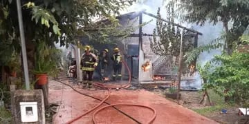 Jardín América: incendio en una vivienda dejó a una familia con lo puesto