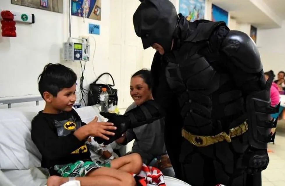 Batman Solidario de La Plata ayuda al Hospital Alejandro Korn.