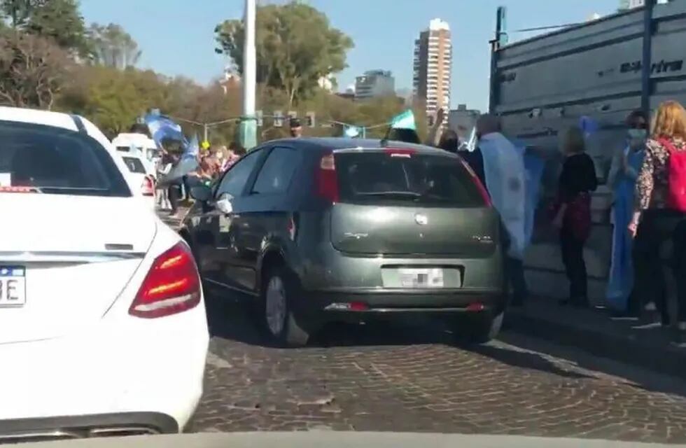 Los vehículos desfilaron sobre Avenida Belgrano por la tarde. (@cucurucho1974)