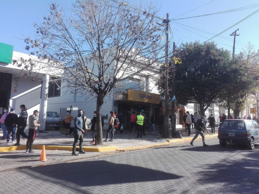La Calera: filas de personas frente al Correo Argentino