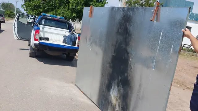 El portón metálico que se robó el ladrón en barrio 12 de Julio. (Policía de Córdoba)
