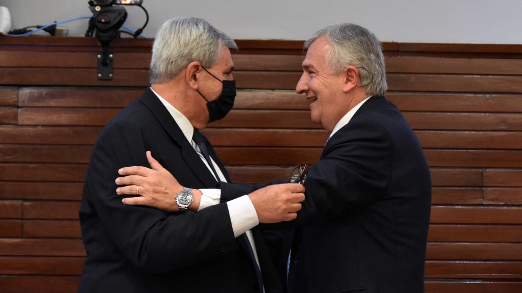 El vicegobernador Carlos Haquim felicita y estrecha en un abrazo al gobernador Morales, al término de la sesión celebrada este viernes en la Legislatura.