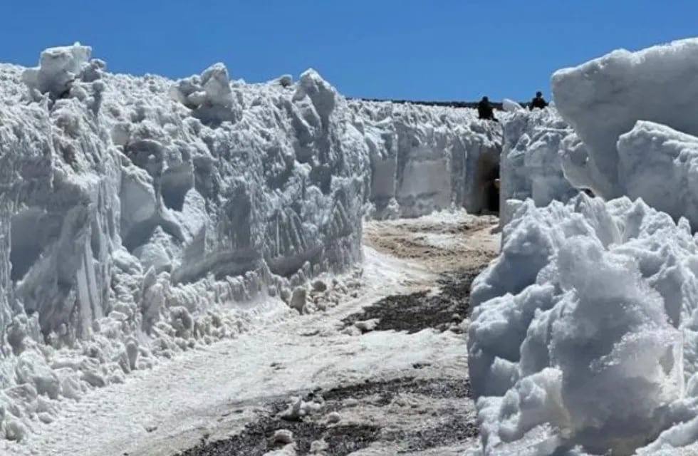 Paredes de hielo y nieve de más de 2 metros de altura en el camino hacia la Laguna del Diamante.