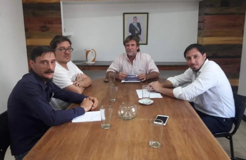 Integrantes del Colectivo Hipotecados UVA Jujuy, reunidos con el diputado nacional Jorge Rizotti.