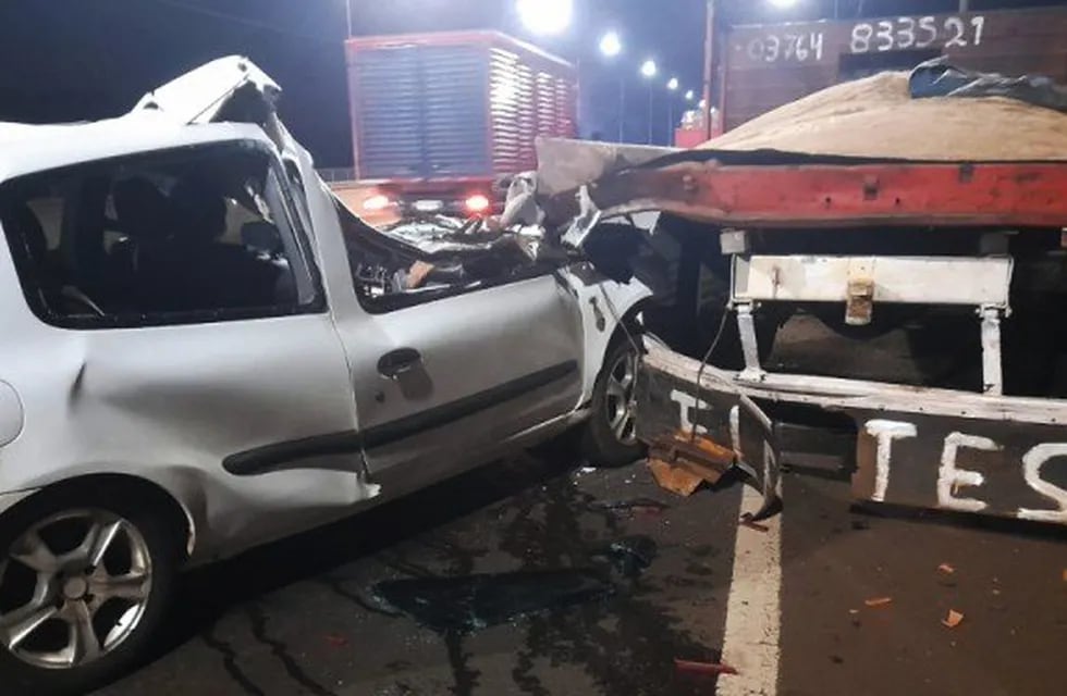 Un auto chocó a un camión estacionado sobre el puente del arroyo Garupá.