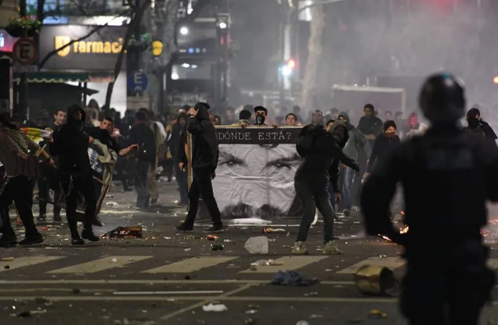 Demonstrators hurl stones at police near Plaza de Mayo square after a protest march called by human rights associations asking for the whereabouts of Santiago Maldonado, disappeared on August 1st during a Mapuche protest in the Chubut province, in Buenos Aires on September 1, 2017. \nThe case of an Argentine activist for indigenous rights whose family says he disappeared while in police custody is raising dark memories of the country's years of dictatorship. / AFP PHOTO / TELAM / RAUL FERRARI