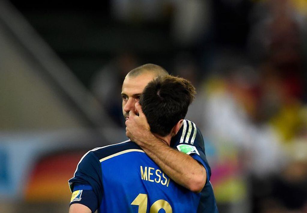 Mascherano consuela a Lionel Messi. Foto: AFP/Odd Andersen